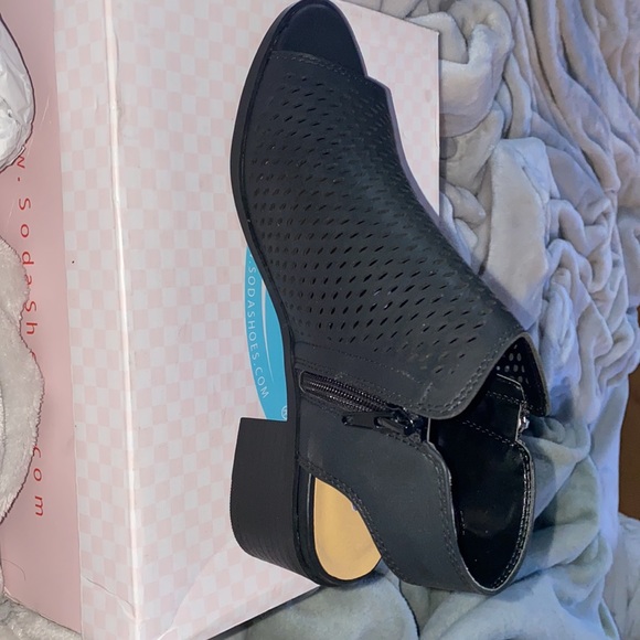Soda peep toe sandal black sz 7 - Picture 3 of 5